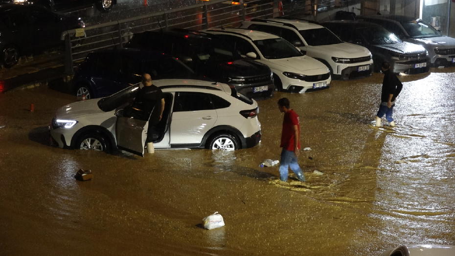 Trabzon'da şiddetli sağanak sel ve su baskınlarına neden oldu