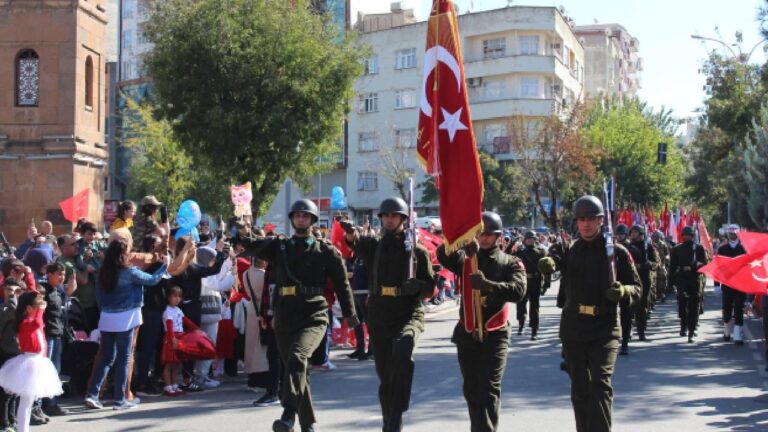 Cumhuriyetin 101'inci yılı Siirt'te çeşitli etkinliklerle kutlandı