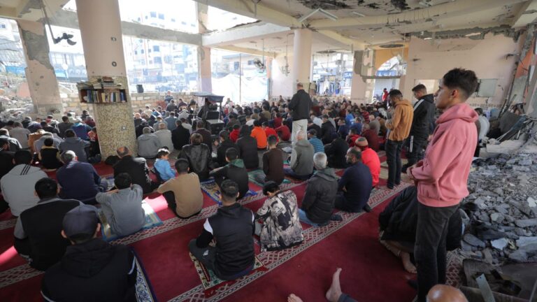Filistinliler, İsrail'in Gazze'de yıktığı Faruk Camisi'nin yıkıntıları arasında cuma namazını kıldı.