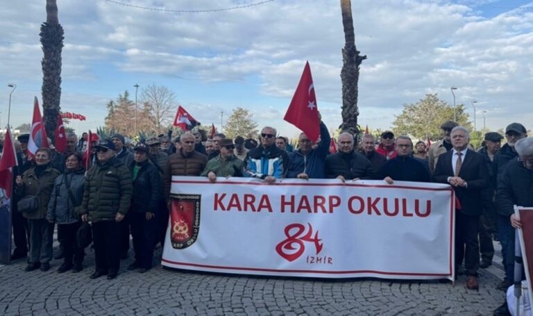 Emekli askerler, Türk Silahlı Kuvvetleri’nden terhis edilmeleri istenen teğmenlere destek verdi: ‘Kimin asker olmasını istersiniz?’ – Son Dakika Siyaset Haberleri