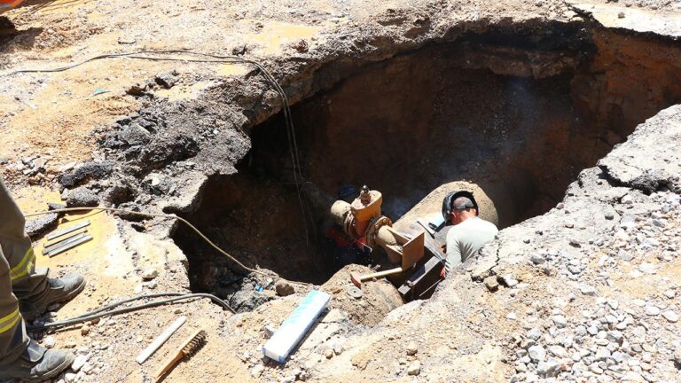 Izmir'de su borusu patladı: Çok sayıda araç, ev ve işyeri hasar gördü