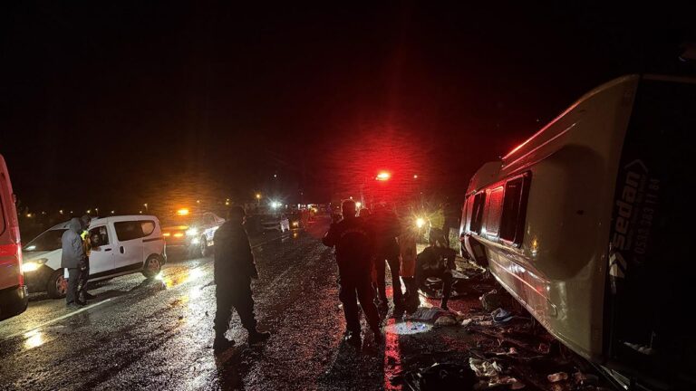 Minibüs Taşındı Düzensiz Göçmenler tersine döndü: 1 ölü, 22 yaralı