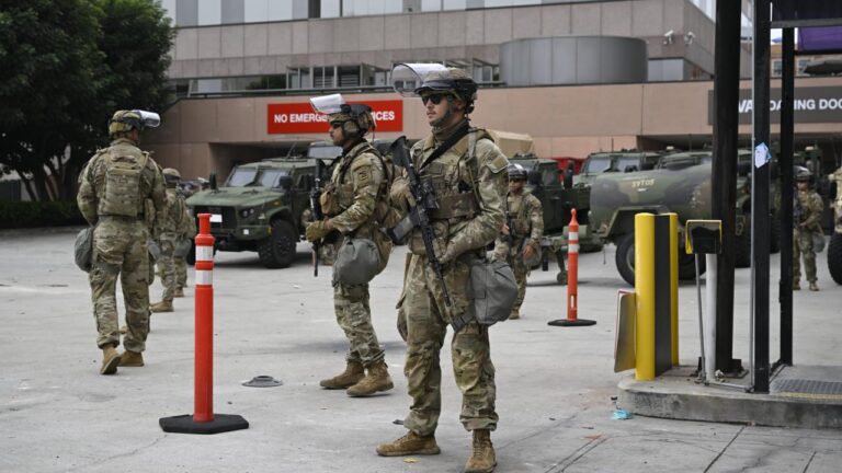 Los Angeles'taki Amerika Birleşik Devletleri'nde Ulusal Muhafız Birimi Sınır protestolarını bastırma görevi ile