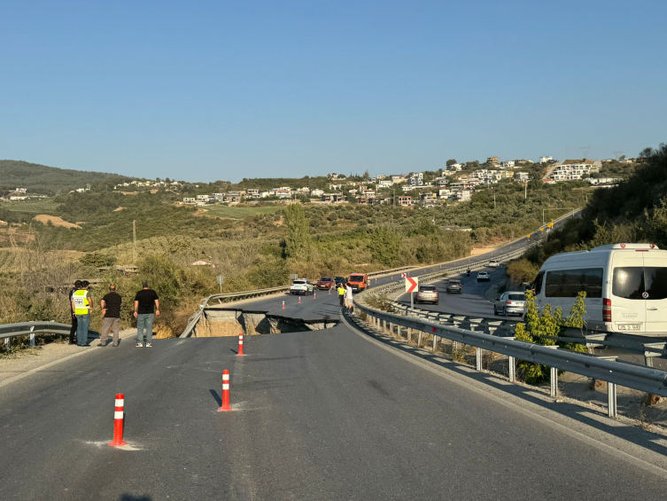 Aydin'de yol çöktü