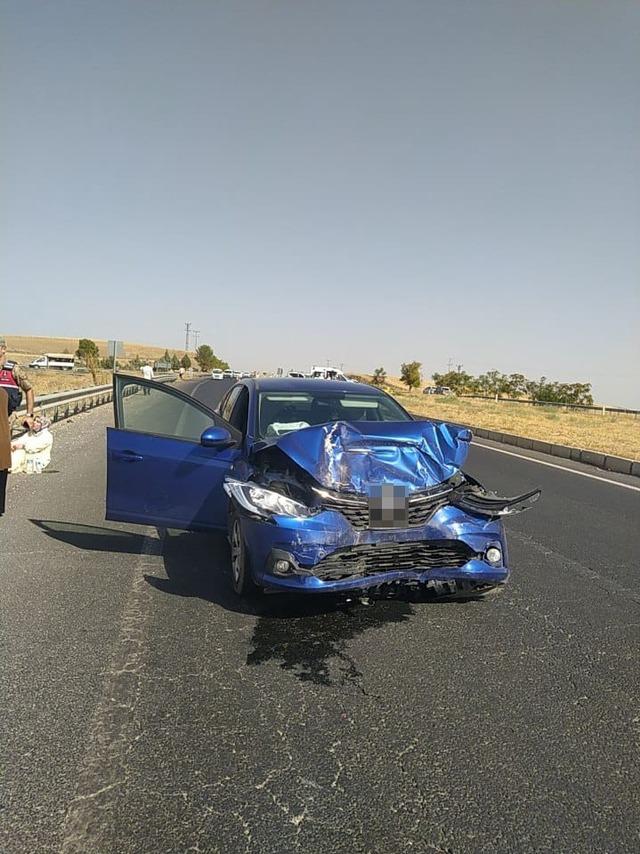 Diyarbakır'da araba hafif reklamlarla çarpıştı: 5 yara 3