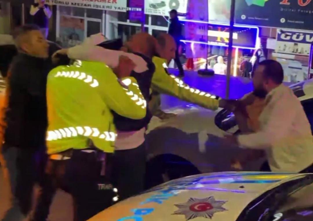 Alkollü sürücü ve arkadaşları polise saldırdı... İçişleri Bakanı Yerlikaya şunları duyurdu: